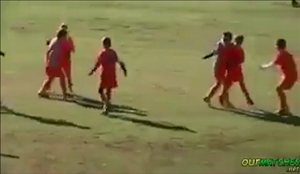 Đội bóng tí hon phối hợp ghi bàn kiểu tiki-taka đẹp như Barca