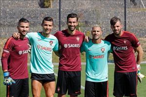 Ronaldo ghi bàn kiểu rabona trên sân tập