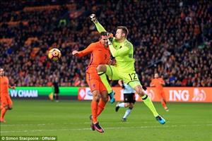Va chạm mạnh, tân binh của Tottenham mất trí nhớ