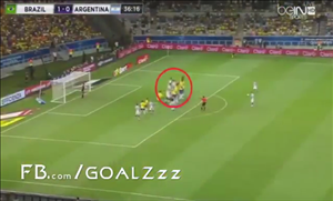 Hậu vệ Marcelo xài độc chiêu để cản cú sút phạt của Messi