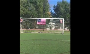 Hai ứng viên tổng thống Mỹ trở thành ... bia tập bắn bóng