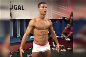 Ronaldo mặc độc quần lót, tham gia thử thách bất động tập thể