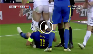 Tụt quần đối thủ, tiền đạo Dzeko ăn ngay thẻ đỏ