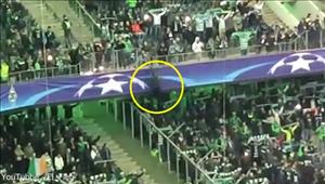 Fan bất tỉnh vì trổ tài leo trèo như người nhện trên khán đài