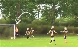 Tình huống khó đỡ: Thủ môn bận đi ... vệ sinh khiến đội nhà nhận bàn thua