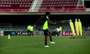 Ronaldinho trổ tài sút trúng xà ngang cực đỉnh