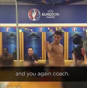 Ronaldo tung clip độc tri ân HLV Santos ở phòng thay đồ sau chức VĐ Euro 2016