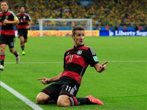 Kỷ lục gia Miroslav Klose CHÍNH THỨC treo giày