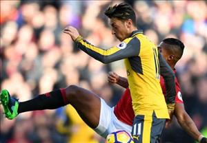 Mất tích trước M.U, Ozil nhận gạch đá từ Shearer