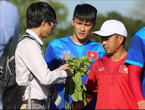 Công Vinh mua rau, tự vào bếp nấu canh cho cả ĐT Việt Nam