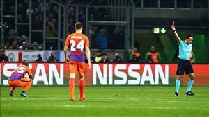 Người cũ M.U lên án John Stones