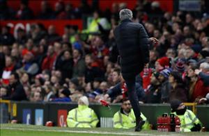 Trút giận vào ... chai nước, HLV Mourinho bị đuổi lên khán đài