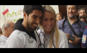 Bạn sẽ không thể ghét Luis Suarez sau khi xem những hình ảnh này