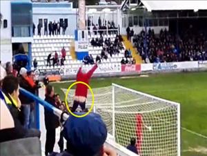 CĐV ... tụt quần dọa dẫm khiến đối thủ đá hỏng 11m