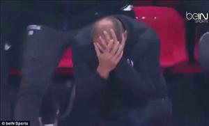 HLV bóng đá tại Ligue 1 ăn vạ thô thiển ngay trên sân