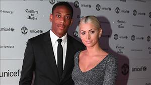 Tiền đạo Martial khoe bồ mới