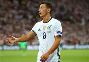 Wenger phấn khởi khi trò cưng Ozil bị loại khỏi ĐT Đức