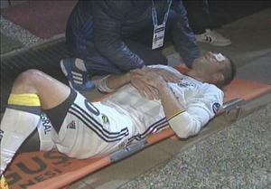 Cựu sao MU suýt mù mắt vì va chạm trên sân