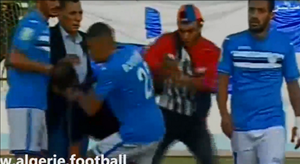 CĐV hung hăng vào sân đánh trọng tài