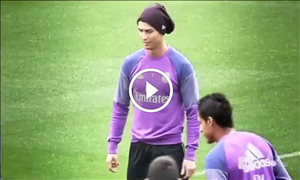 Ngôi sao Ronaldo nhí nhảnh trên sân tập