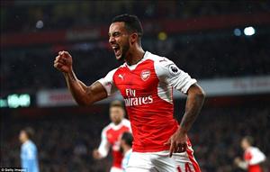 HLV Wenger ca ngợi tinh thần các học trò sau trận thắng Stoke