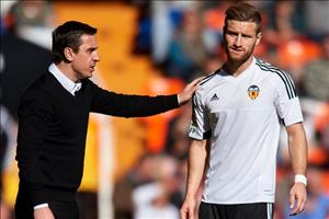 Sao Arsenal lên tiếng bảo vệ thầy cũ Gary Neville