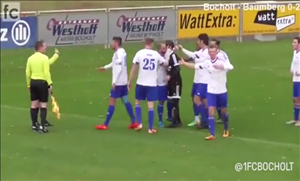 Cầu thủ được đối thủ ôm hôn sau hành động fair-play trên sân cỏ