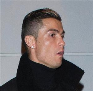 Mặt Ronaldo dính son môi của bạn gái khi đi ăn tối cùng nhau