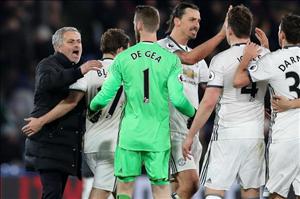 Mourinho và M.U là Vua của ngày Lễ tặng quà