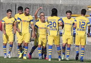 Đội bóng thắng liên tiếp vì mọi đối thủ đều tự xin thua do ... sợ bị ăn đòn