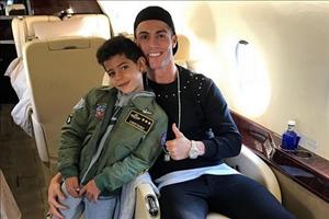 Ronaldo đưa con trai đi nghỉ Giáng Sinh bằng chuyên cơ riêng