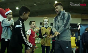 Sao Arsenal dạy các em nhỏ cách bắt tay ăn mừng bàn thắng