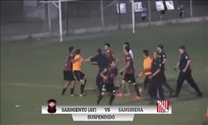 Trọng tài bị vây đánh như phim chưởng