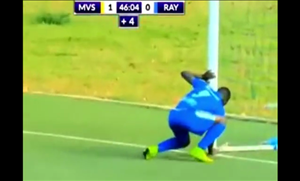 Ghi được bàn thắng nhờ ... yểm bùa khung thành đối phương