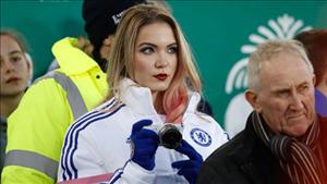 Người đẹp mặc áo Chelsea tiết lộ lý do đi xem trận Everton - M.U