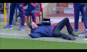 Khi các HLV làm trò bên ngoài đường pitch