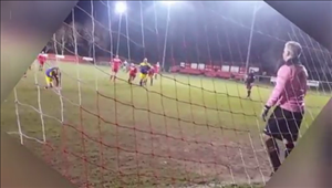 Màn sút phạt đền cực độc