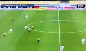 Thủ môn kiến tạo cho đối phương lập siêu phẩm từ cự ly ... 70 mét