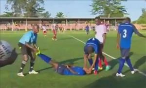 Clip sốc: Cầu thủ qua đời ngay trên sân bóng sau khi ghi bàn