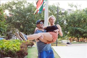 Diego Maradona nhấc bổng bồ 25 tuổi trên tay