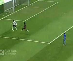 Pha bỏ lỡ cơ hội ăn bàn không thể tin nổi