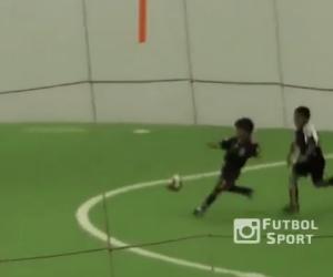 Màn tung cước hạ gục đối phương của cầu thủ nhí