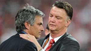 M.U nên bổ nhiệm Jose Mourinho hay tiếp tục tin Van Gaal?