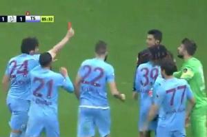 Bị đuổi vì giơ thẻ đỏ phạt .... trọng tài