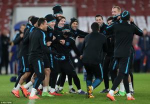 Buổi tập rộn ràng tiếng cười của Barcelona trước đại chiến với Arsenal
