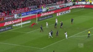 Màn ăn mừng quái dị của chàng thủ môn điên khùng