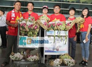 Những người hùng futsal Việt Nam được chào đón nồng nhiệt khi về nước