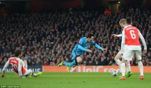 Sôi máu vì Flamini, fan cuồng của Arsenal đập vỡ tivi