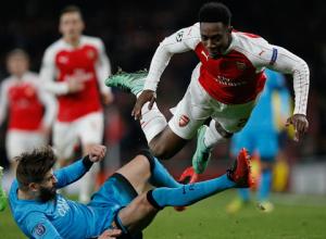 Trung vệ Pique dính nghi án tẩy thẻ trận Arsenal 0-2 Barca