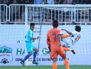 Cận cảnh tình huống hậu vệ Văn Pho (HAGL) bị đạp gãy xương sườn